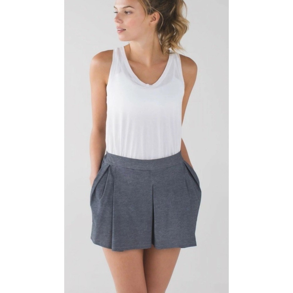 LULULEMON~HEATHERED DEEP COAL GRAY~CITY SKORT~TRAVEL COMFORT PLEATED SHORTS~10